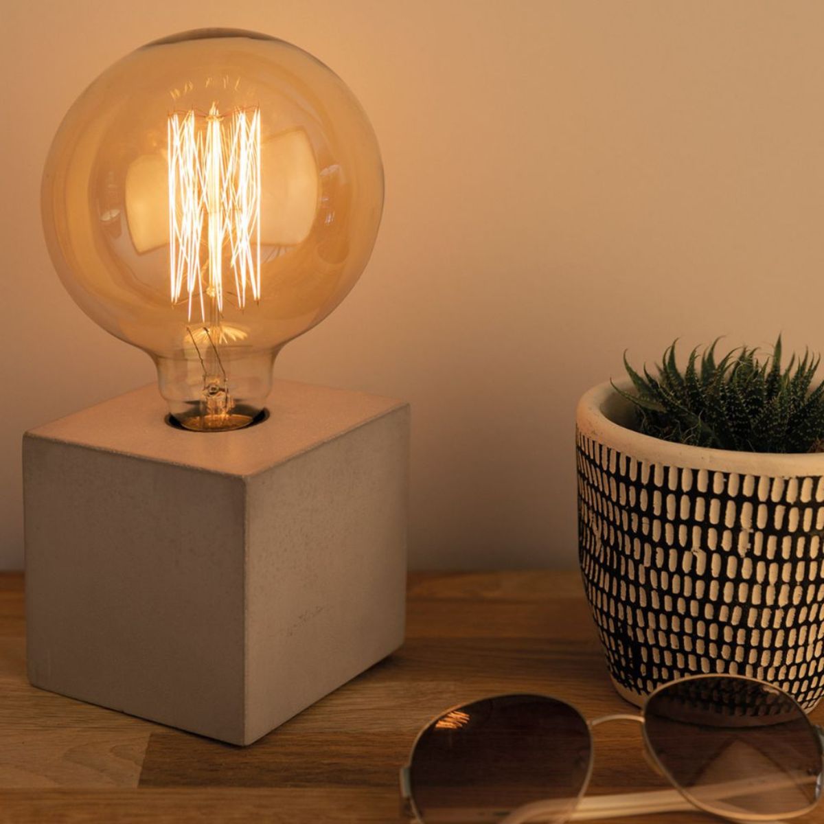 Ampoule filament carbone Globe E27 - Elexity